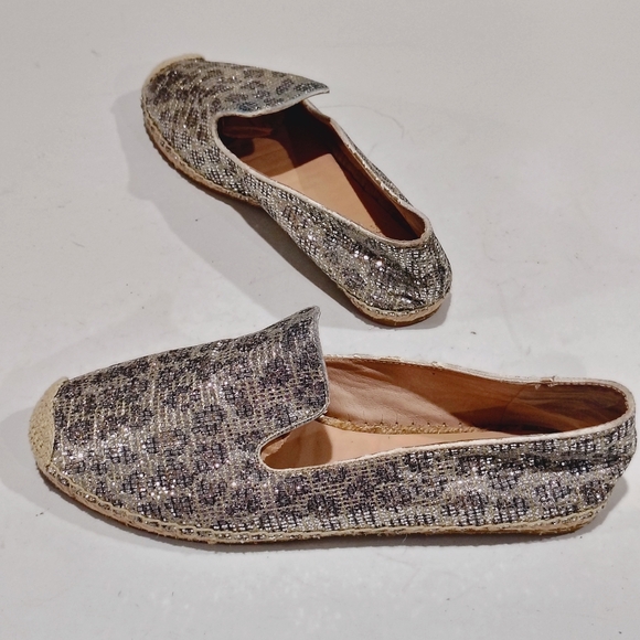 Vince Camuto Women\'s Animal Print Metallic Round ToeLeather Espadrilles Size 8.5